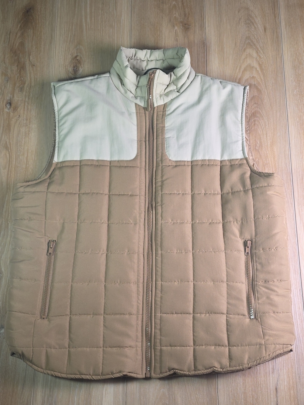 Nomad By Craft+Flow Two-Tone Quilted Puffer Vest in Tan and Cream Size M